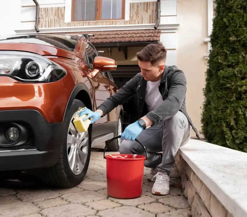 Lavage auto à domicile Witry-lès-Reims : professionnel intervenant sur un véhicule